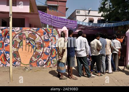 Menschen, die darauf warten, ihre Stimmen vor einem Wahllokal in Patna, Indien für die allgemeinen Wahlen im Mai 2019 statt. Stockfoto