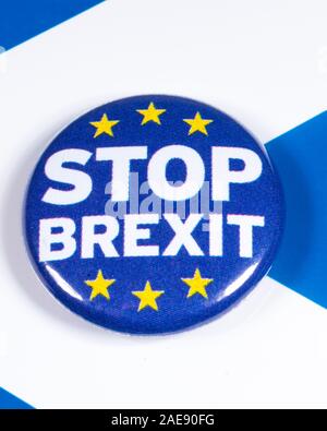 London, UK, 3. Dezember 2019: ein Stop Brexit pin Badge, dargestellt über die Flagge von Schottland. Stockfoto