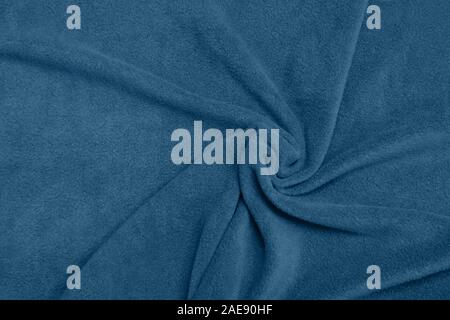 Blaues fleece Swirl Textil als Textur. Soft Touch. Muster. Hintergrund Oberfläche schließen. Trendfarbe des Jahres 2020. Stockfoto