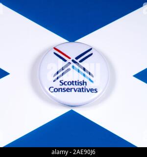 London, Großbritannien - 21 November 2019: Schottischen Konservativen Partei pin Badge, dargestellt über die Schottland Flagge. Stockfoto