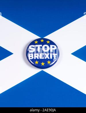 London, UK, 3. Dezember 2019: ein Stop Brexit pin Badge, dargestellt über die Flagge von Schottland. Stockfoto