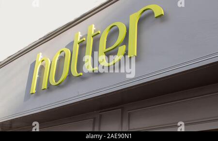 Chichester, West Sussex, UK Dezember 07, 2019, heißer Schuhe auf der High Street in der beliebten Stadt Chichester. Stockfoto