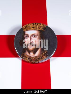 London, UK, 5. Dezember 2019: Ein pin Badge von König Heinrich II., dargestellt über die Flagge von England. Stockfoto