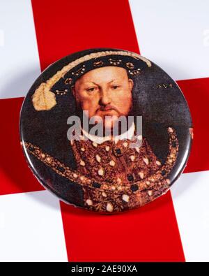 London, UK, 5. Dezember 2019: Ein pin Badge von König Henry VIII, dargestellt über die Flagge von England. Stockfoto