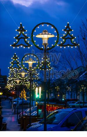 Schöne Weihnachten Beleuchtung auf Straßenlaternen in der Stadt Rehau, Deutschland Stockfoto