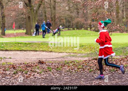 Mentale Elf Charity Run Fun Run für Süd Ost- und Essex Verstand - eine Nächstenliebe, die Förderung der psychischen Gesundheit - ein 5k laufen durch Belfairs Park Wald Stockfoto