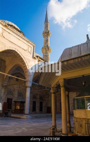 Die sebil Springbrunnen im Innenhof der Sehzade Moschee im Stadtteil Fatih Istanbul. 16. Jahrhundert Ottoman Imperial Moschee Stockfoto