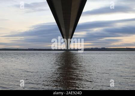 Die Unterseite des Humber Bridge (Straße 15) Schuß von Hessle Vorland (Nordseite) an die South Bank suchen Stockfoto