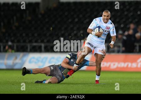 Swansea, Großbritannien. 7 Dez, 2019. Simon Zebo, der Irland international und Racing 92 Spieler versucht, frei von Marty McKenzie der Fischadler zu brechen. Heineken Champions Cup match, pool 4, Fischadler v Racing 92 Rugby an der Liberty Stadium in Swansea, Südwales am Samstag, den 7. Dezember 2019. pic von Andrew Obstgarten, Credit: Andrew Orchard sport Fotografie/Alamy leben Nachrichten Stockfoto