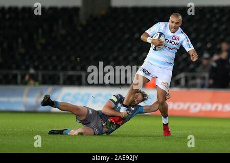 Swansea, Großbritannien. 7 Dez, 2019. Simon Zebo, der Irland international und Racing 92 Spieler versucht, frei von Marty McKenzie der Fischadler zu brechen. Heineken Champions Cup match, pool 4, Fischadler v Racing 92 Rugby an der Liberty Stadium in Swansea, Südwales am Samstag, den 7. Dezember 2019. pic von Andrew Obstgarten, Credit: Andrew Orchard sport Fotografie/Alamy leben Nachrichten Stockfoto