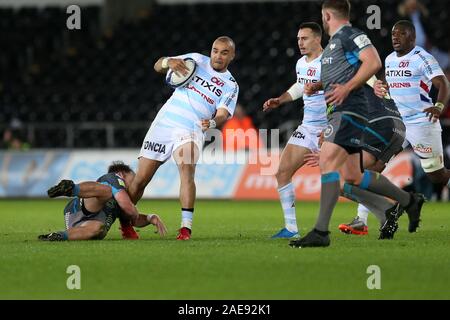 Swansea, Großbritannien. 7 Dez, 2019. Simon Zebo, der Irland international und Racing 92 Spieler versucht, frei von Marty McKenzie der Fischadler zu brechen. Heineken Champions Cup match, pool 4, Fischadler v Racing 92 Rugby an der Liberty Stadium in Swansea, Südwales am Samstag, den 7. Dezember 2019. pic von Andrew Obstgarten, Credit: Andrew Orchard sport Fotografie/Alamy leben Nachrichten Stockfoto