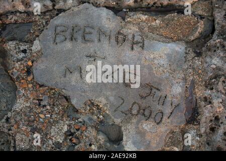 Namen, die in Zement auf dem der Cobb in Lyme Regis Hafen geätzt wurden. Lyme Regis ist auf der Heritage Coast oder Jurassic Coast gelegen, und die Stockfoto
