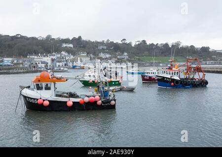 Küstenfischerei Boote und andere Wasserfahrzeuge in Lyme Regis Hafen Anfang Dezember vertäut. Lyme Regis ist auf der Heritage Coast oder Jurassic Küste Stockfoto