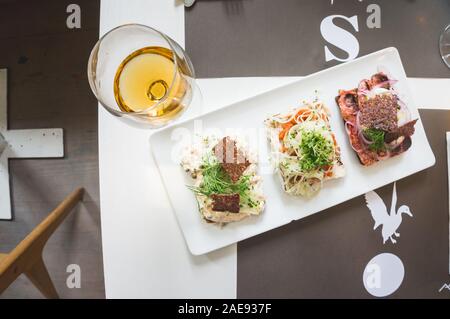 Mit Getränken in einem Restaurant in Kopenhagen, Dänemark Smørrebrød Stockfoto