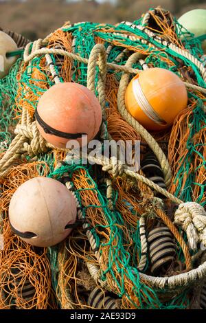 Fischernetze und schwimmt auf dem Kai in Lyme Regis Hafen. Lyme Regis ist auf der Heritage Coast oder Jurassic Coast gelegen, und der Hafen ist prot Stockfoto