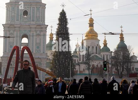 Ein Blick auf die wichtigsten Weihnachtsbaum und St. Sophia Kathedrale während der Vorbereitung auf die Eröffnung der "Neuen Jahr holiday Town', über St. Sophia in Kiew. Die wichtigsten Weihnachtsbaum des Landes, deren Höhe mehr als 20 Meter hoch, wird mit 800 themed Spielwaren und mehr als 3 km von bunten Girlanden dekoriert, entsprechend dem offiziellen Portal der ukrainischen Hauptstadt. Riesige Figuren der Nussknacker und Helden der animierten Serie über Kosaken wird 'bewacht' durch den Weihnachtsbaum. Die wichtigsten ukrainischen Weihnachtsbaum auf St. Sophia in Kiew ist eine der schönsten Weihnachten Stockfoto