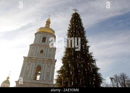 Ein Blick auf die wichtigsten Weihnachtsbaum und St. Sophia Kathedrale während der Vorbereitung auf die Eröffnung der "Neuen Jahr holiday Town', über St. Sophia in Kiew. Die wichtigsten Weihnachtsbaum des Landes, deren Höhe mehr als 20 Meter hoch, wird mit 800 themed Spielwaren und mehr als 3 km von bunten Girlanden dekoriert, entsprechend dem offiziellen Portal der ukrainischen Hauptstadt. Riesige Figuren der Nussknacker und Helden der animierten Serie über Kosaken wird 'bewacht' durch den Weihnachtsbaum. Die wichtigsten ukrainischen Weihnachtsbaum auf St. Sophia in Kiew ist eine der schönsten Weihnachten Stockfoto