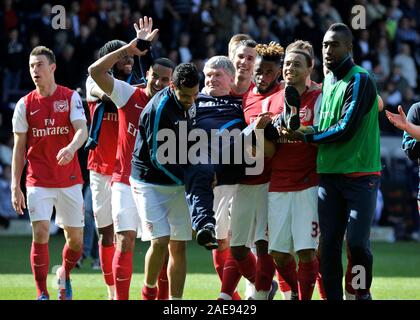 13. Mai 2012. Fußball - Premiership Fußball - West Bromwich Albion gegen Arsenal. Das Arsenal Spieler heben Assistant Manager Pat Reis. Fotograf: Paul Roberts/OneUpTop/Alamy. Stockfoto