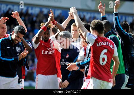 13. Mai 2012. Fußball - Premiership Fußball - West Bromwich Albion gegen Arsenal. Das Arsenal feiern mit Assistant Manager Pat Reis. Fotograf: Paul Roberts/OneUpTop/Alamy. Stockfoto