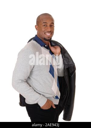 Ein hübscher junger afrikanischer amerikanischer Mann in Jeans im Profil, mit seiner Jacke über seine Schulter, auf weißem Hintergrund Stockfoto