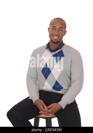 Eine junge schöne afrikanische amerikanische Mann im Studio, Denken, bei weißem Hintergrund Stockfoto