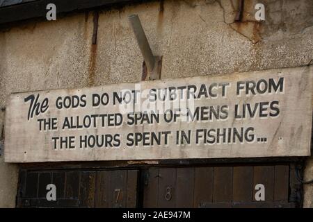 Ein Zeichen für Gebäude auf dem Cobb in Lyme Regis Hafen. Lyme Regis ist auf der Heritage Coast oder Jurassic Coast gelegen, und der Hafen ist geschützt durch Stockfoto