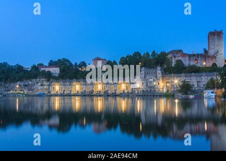 Blick auf das Castello Visconteo und Centrale Idroelettrica Taccani am Ufer des Flusses Adda, Trezzo sull'Adda, Mailand, Lombardei, Italien Stockfoto