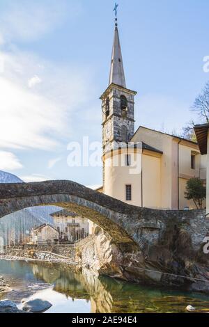 Brücke über dem Fluss Lys und Pfarrei Fontainemore in Gressoney Tal. Italien Stockfoto