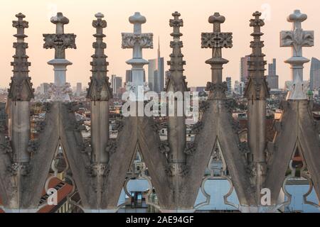 Die neue Skyline gesehen durch die gotischen Türme des Daches der Kuppel, Mailand, Italien Stockfoto