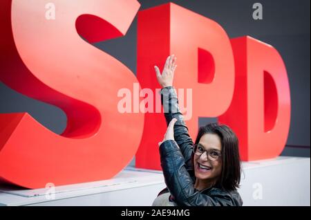 Berlin, Deutschland. 07 Dez, 2019. Serpil Midyatli, Stellvertreter des Vorsitzenden der SPD, sieht in die Kamera des Fotografen auf dem SPD-Parteitag, auf dem SPD-Logo. Credit: Kay Nietfeld/dpa/Alamy leben Nachrichten Stockfoto