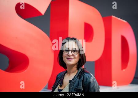 Berlin, Deutschland. 07 Dez, 2019. Serpil Midyatli, Stellvertreter des Vorsitzenden der SPD, sieht in die Kamera des Fotografen auf dem SPD-Parteitag, auf dem SPD-Logo. Credit: Kay Nietfeld/dpa/Alamy leben Nachrichten Stockfoto