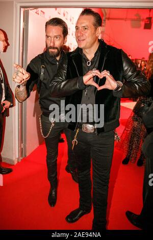 Berlin, Deutschland. 07 Dez, 2019. Boss Burns (l) und Hoss Power (r), Sänger der BossHoss, kommen zu dem Fund-raiser "Ein Herz für Kinder". Credit: Carsten Koall/dpa/Alamy leben Nachrichten Stockfoto