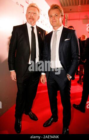 Berlin, Deutschland. 07 Dez, 2019. Boris Becker (l) und Nico Rosberg (r) kommen zu der Spendenaktion "Ein Herz für Kinder". Credit: Carsten Koall/dpa/Alamy leben Nachrichten Stockfoto