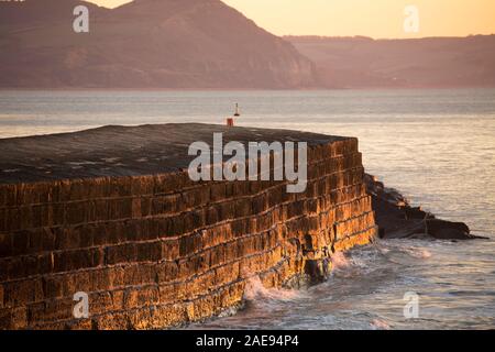 Lyme Regis ist auf der Heritage Coast oder Jurassic Coast gelegen, ist der Hafen von der Hafenmauer, bekannt als der Cobb geschützt. Der Bereich ist Stockfoto