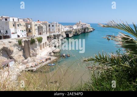 Die Küste und die Altstadt von Vieste, Gargano, Apulien. Stockfoto