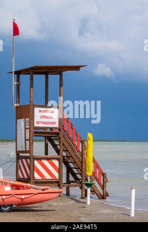 Aussichtsturm auf dem Strand von Italien Stockfoto