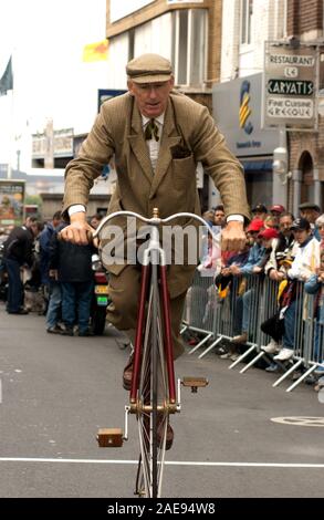 2004 TdF3-001 Altmodische Radfahrer in Kostümen, 2004 Tour de France Stockfoto