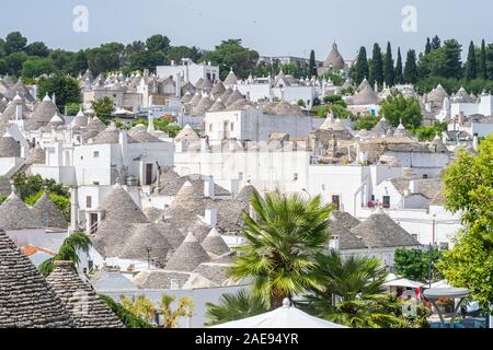 Die traditionellen Häuser - Trulli - in der Sonne Tag, Alberobello, Italien Stockfoto