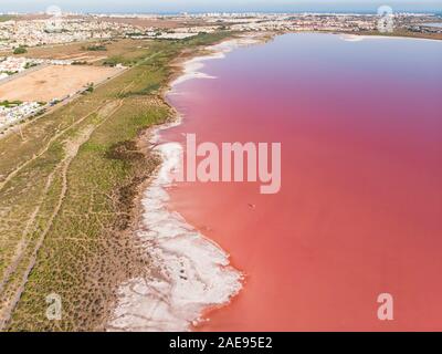 Schöne Antenne breite vibrant Summer View von Las Salinas de Torrevieja, die Rosa See von Torrevieja, rosa Salz Lagune in Torrevieja, Costa Blanca Stockfoto