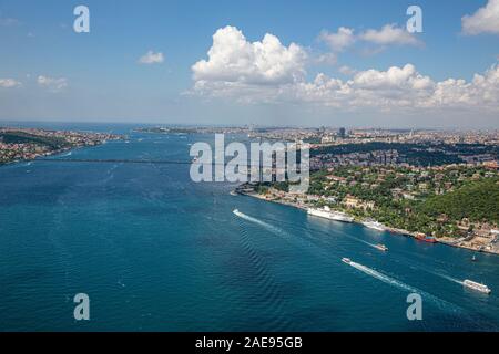 Istanbul, Türkei - 9 Juni, 2013; Istanbul Landschaft von Hubschrauber. Blick auf den Bosporus Brücke von Hubschrauber. Aufnahmen aus dem Helikopter. Stockfoto