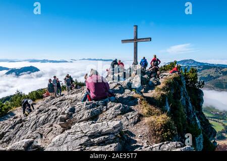 Auf dem Gipfel des Iseler mit Gipfelkreuz, Wanderer, Bergsteiger, in der Nähe von Oberjoch, Allgäu, Bayern, Deutschland Stockfoto