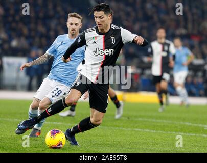 Rom, Italien, 7. Dezember, 2019. Juventus' Cristiano Ronaldo in Aktion während der Serie ein Fußballspiel zwischen Lazio Rom und Juventus im Olympiastadion. Kredit Riccardo De Luca - UPDATE BILDER/Alamy leben Nachrichten Stockfoto