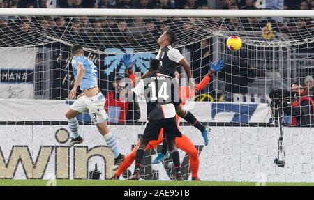 Rom, Italien, 7. Dezember, 2019. LazioÕs Luiz Felipe, Links, leitet ein Ziel zu zählen während der Serie ein Fußballspiel zwischen Lazio Rom und Juventus im Olympiastadion. Kredit Riccardo De Luca - UPDATE BILDER/Alamy leben Nachrichten Stockfoto