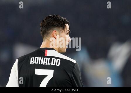 Rom, Italien, 7. Dezember, 2019. Juventus' Cristiano Ronaldo sieht in der Serie A Fußball Spiel zwischen Lazio Rom und Juventus im Olympiastadion. Kredit Riccardo De Luca - UPDATE BILDER/Alamy leben Nachrichten Stockfoto