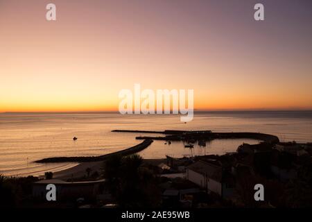 Eine Ansicht von Lyme Regis Hafen bei Sonnenaufgang an einem frostigen Morgen im Anfang Dezember 2019. Lyme Regis ist auf der Heritage Coast oder jurassi gelegen Stockfoto