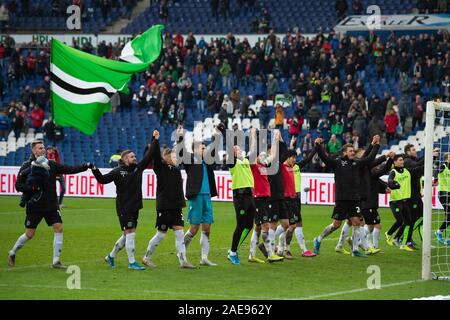 Hannover, Deutschland. 07 Dez, 2019. 2. Fussball Bundesliga, Hannover 96 - Erzgebirge Aue, 16. Spieltag in der HDI-Arena. Hannovers Spieler auf dem Feld nach dem Spiel. Credit: Swen Pförtner/dpa - WICHTIGER HINWEIS: In Übereinstimmung mit den Anforderungen der DFL Deutsche Fußball Liga oder der DFB Deutscher Fußball-Bund ist es untersagt, zu verwenden oder verwendet Fotos im Stadion und/oder das Spiel in Form von Bildern und/oder Videos - wie Foto Sequenzen getroffen haben./dpa/Alamy leben Nachrichten Stockfoto