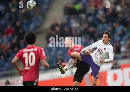 Hannover, Deutschland. 07 Dez, 2019. 2. Fussball Bundesliga, Hannover 96 - Erzgebirge Aue, 16. Spieltag in der HDI-Arena. Hannovers Marvin Bakalorz spielt gegen Aues Clemens Fandrich. Credit: Swen Pförtner/dpa - WICHTIGER HINWEIS: In Übereinstimmung mit den Anforderungen der DFL Deutsche Fußball Liga oder der DFB Deutscher Fußball-Bund ist es untersagt, zu verwenden oder verwendet Fotos im Stadion und/oder das Spiel in Form von Bildern und/oder Videos - wie Foto Sequenzen getroffen haben./dpa/Alamy leben Nachrichten Stockfoto