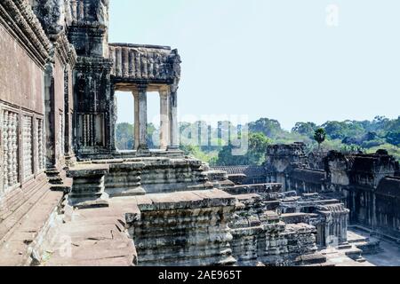 Angkor Wat, Kambodscha - März 2016: Blick auf die wichtigsten Tempel in Angkor Wat. Ursprünglich in den frühen 12. Jahrhundert gebaut, die Ruinen sind eine riesige touri Stockfoto