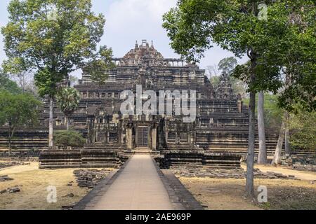 Kambodscha, Angkor Thom - März 2016: Alte Buddha Statuen wurden mit dekorativen Dächer abgedeckt und sind immer noch von der lokalen Bevölkerung als pl verwendet Stockfoto