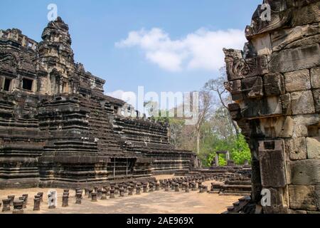 Angkor Thom, Kambodscha, März 2016: Hinten Erhöhungen der beeindruckenden Baphuon Temple Mountain. von Archäologen rekonstruiert über 16 Jahre Stockfoto